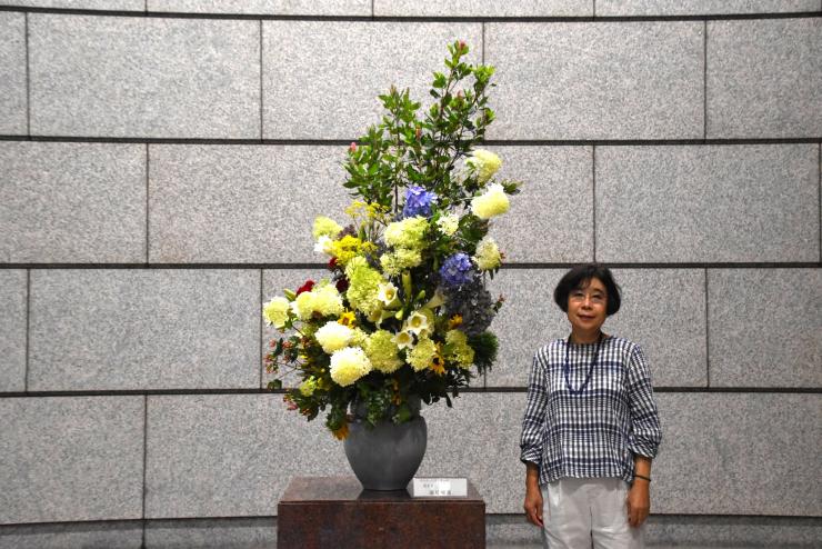 生け花と先生の写真