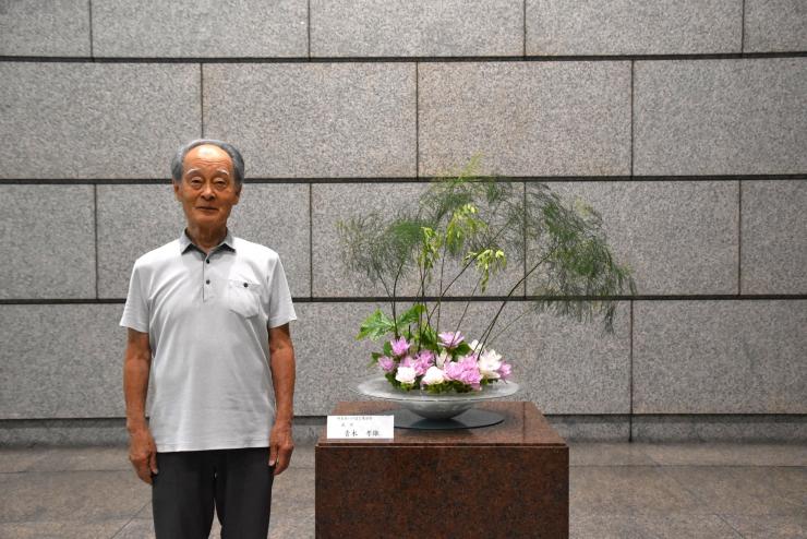 生け花と先生の写真