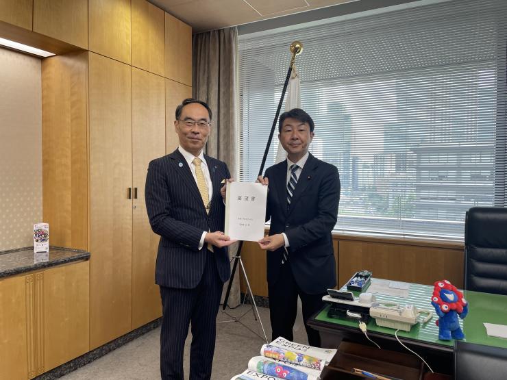 総務大臣政務官へ要望書を手渡す知事の写真