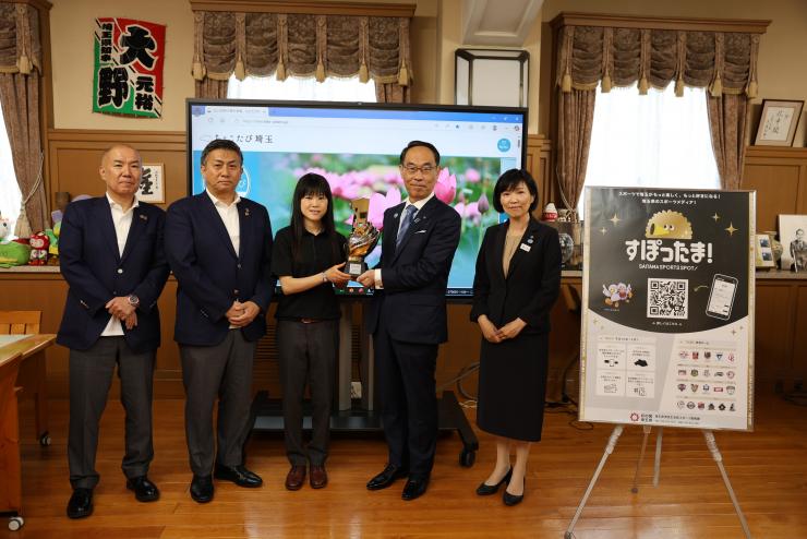 表敬訪問で訪問者と記念写真を撮る知事の写真