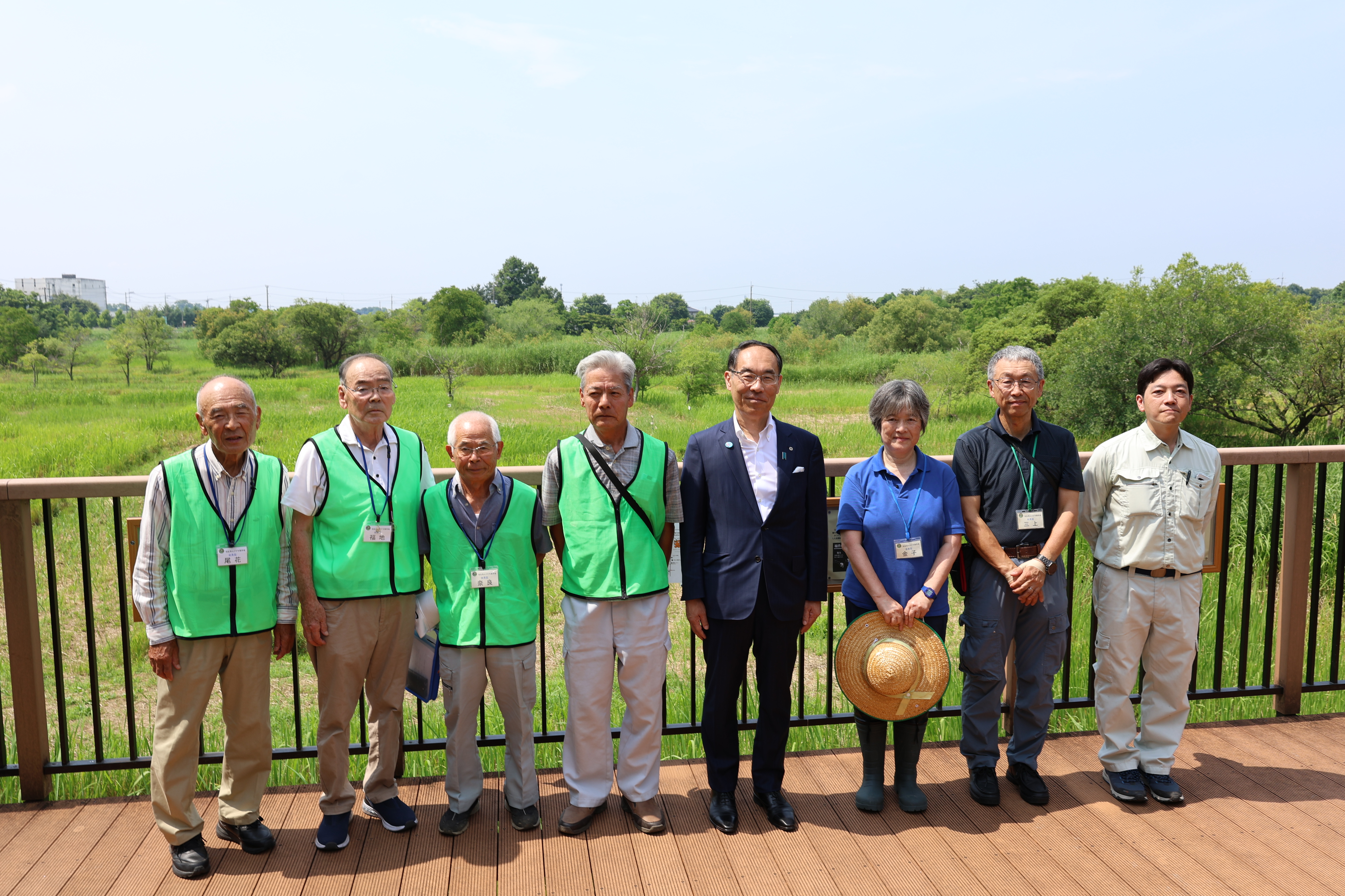 どこでも知事室で集合写真を撮る知事の様子