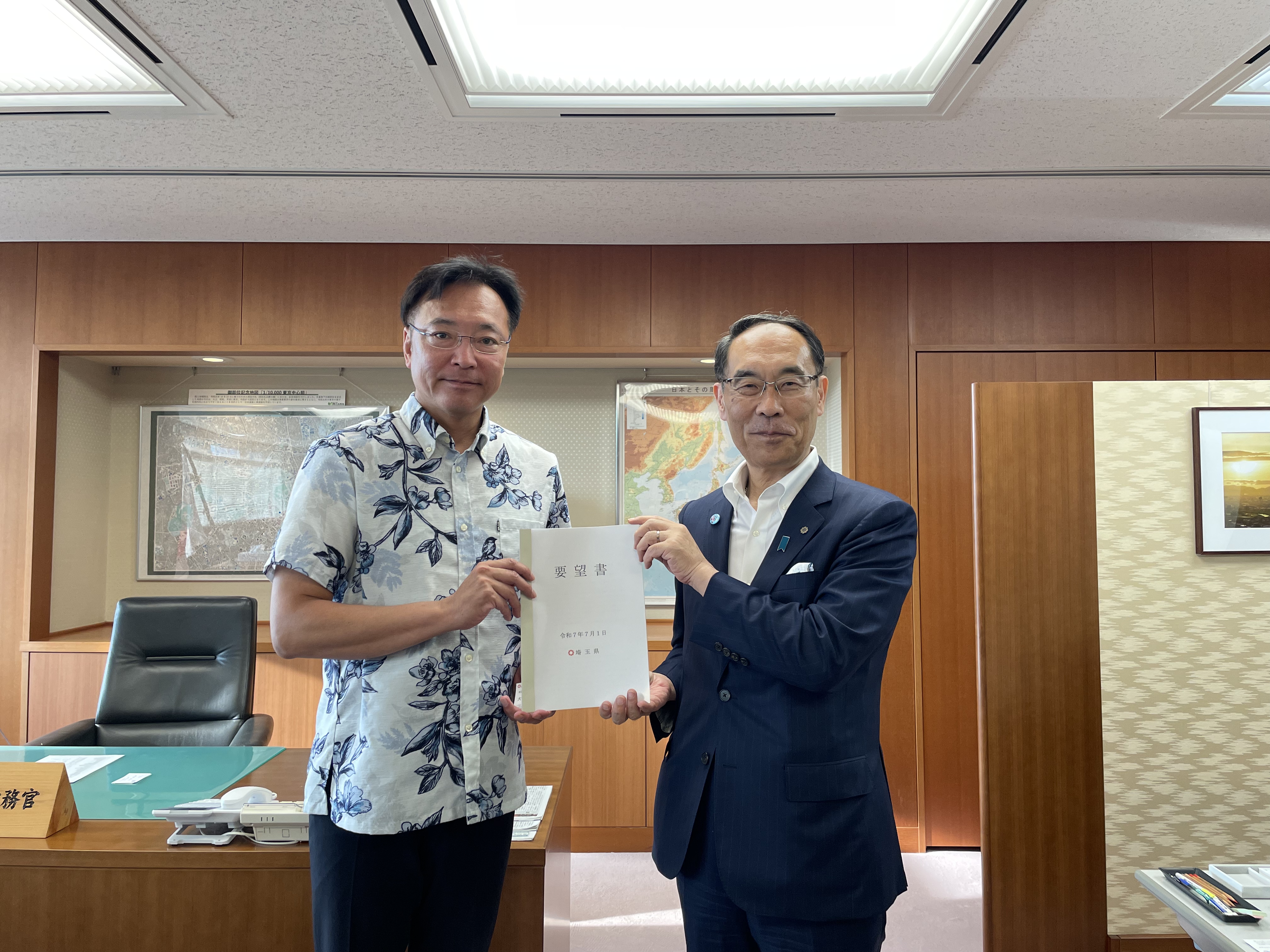 国定勇人国土交通大臣政務官と記念撮影を撮る知事の写真