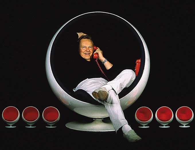 ボールチェアに座るエーロ・アールニオ氏