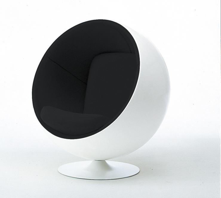 エーロ・アールニオ《ボールチェア》デザイン：1963年、製品化：1966年
