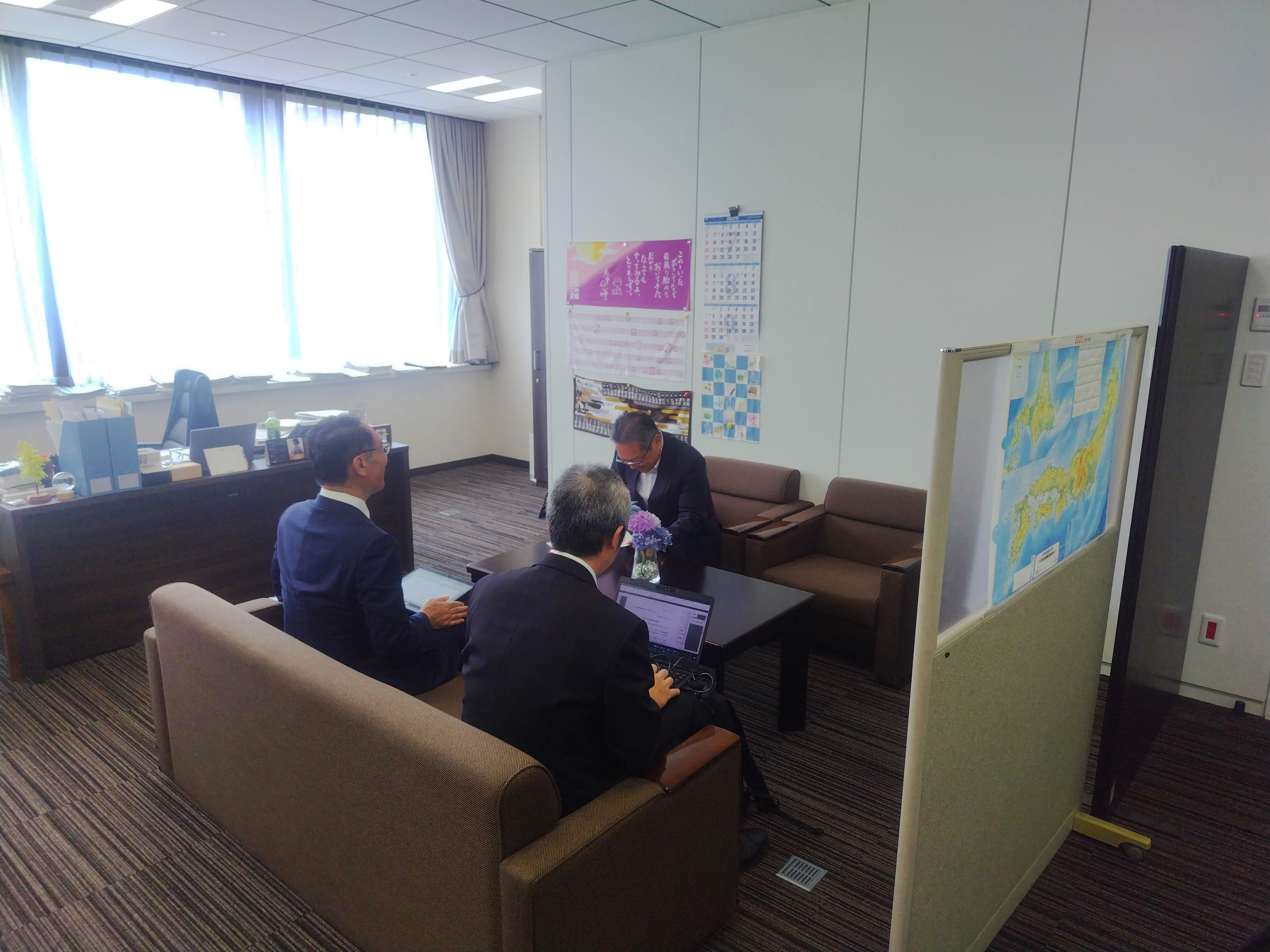 長橋和久内閣府防災監に要望している知事の様子