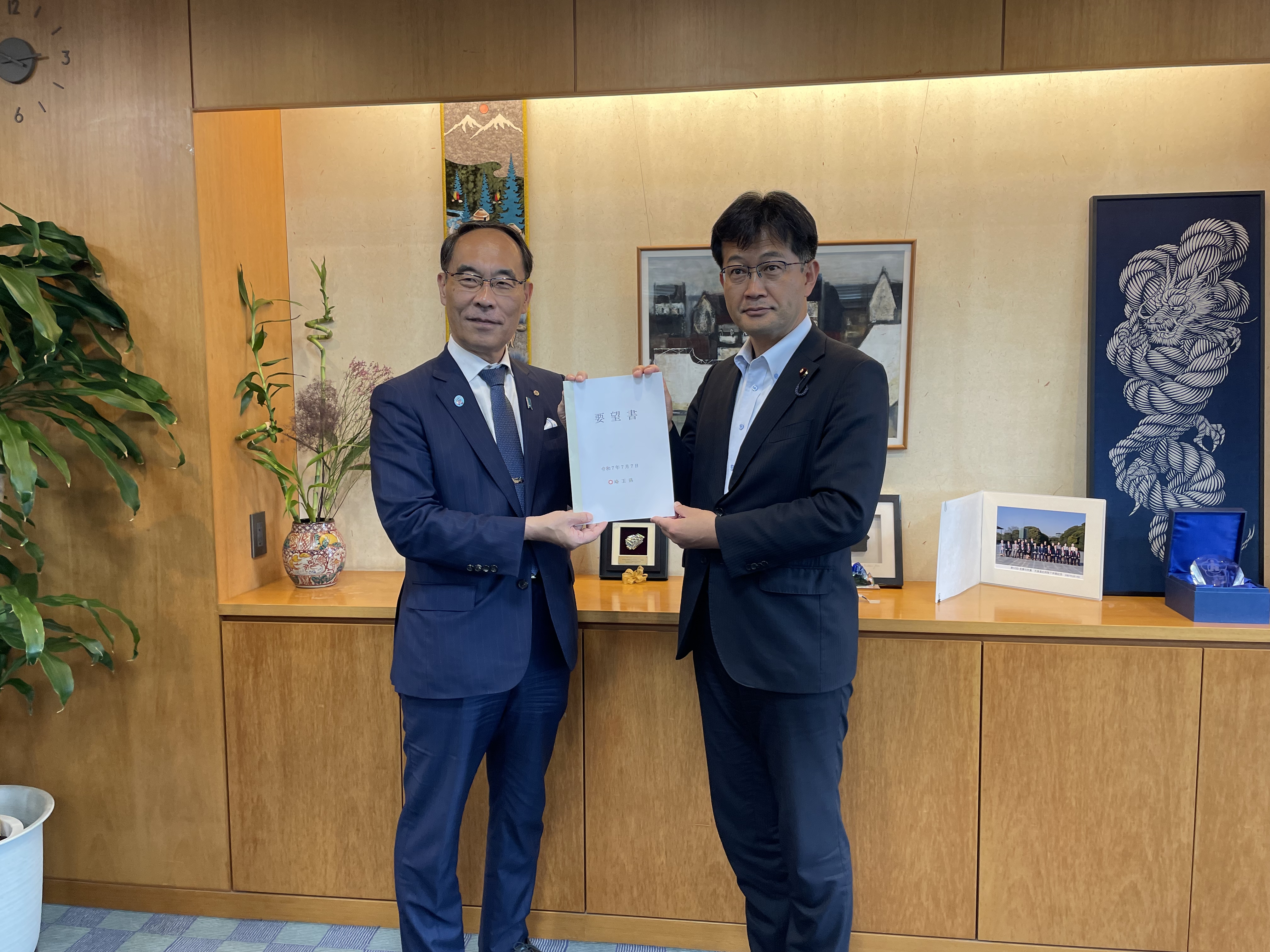 仁木博文厚生労働副大臣と記念撮影を撮る知事の写真