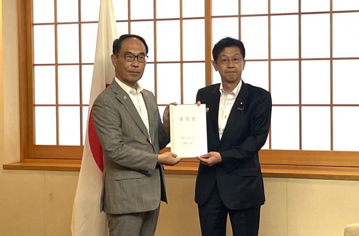 大野知事から松本大臣政務官への要望書手交時の写真