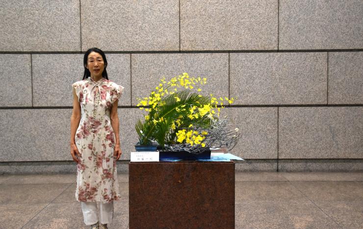 生け花と先生の写真