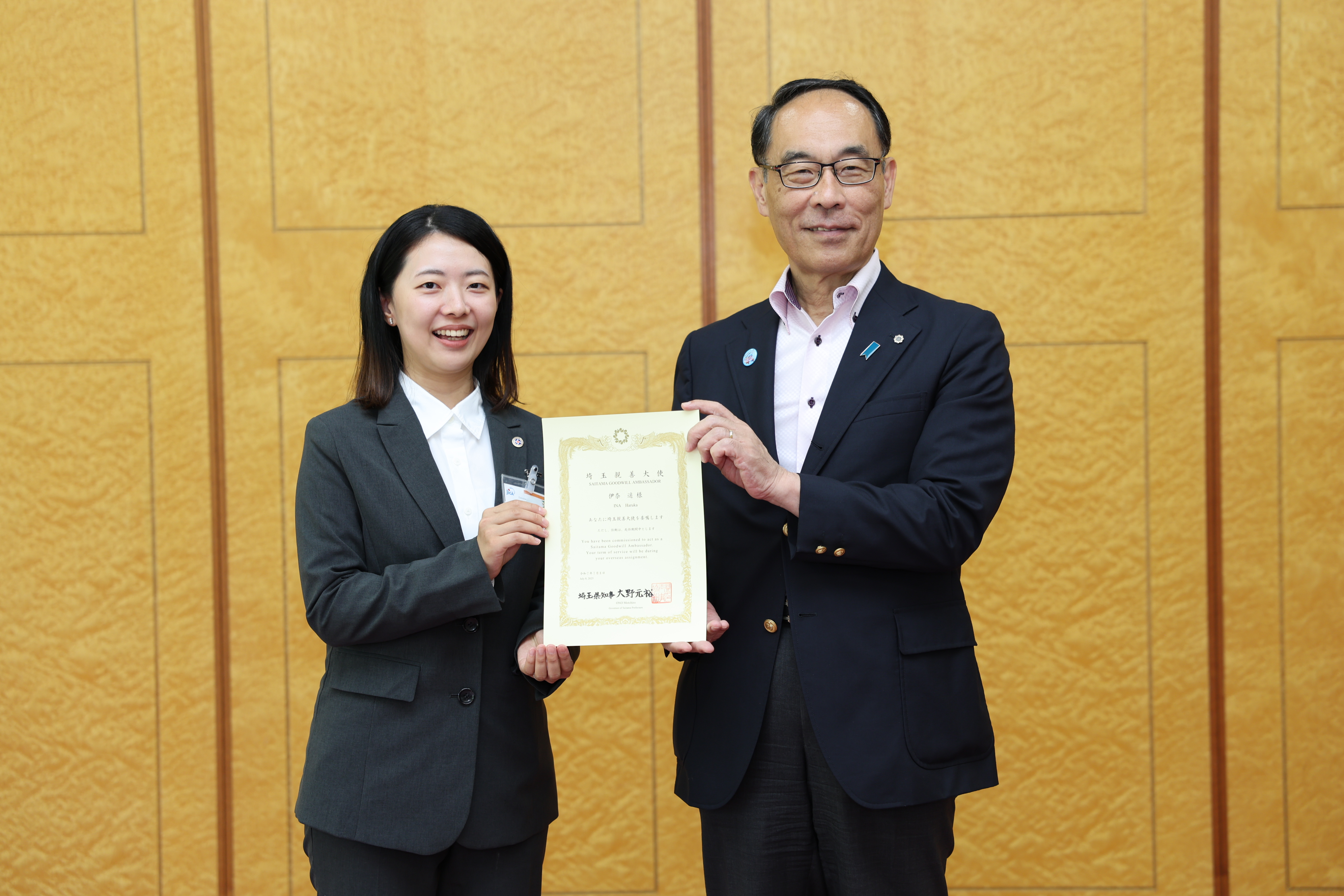 埼玉親善大使委嘱式で埼玉親善大使と記念撮影を撮る知事の写真
