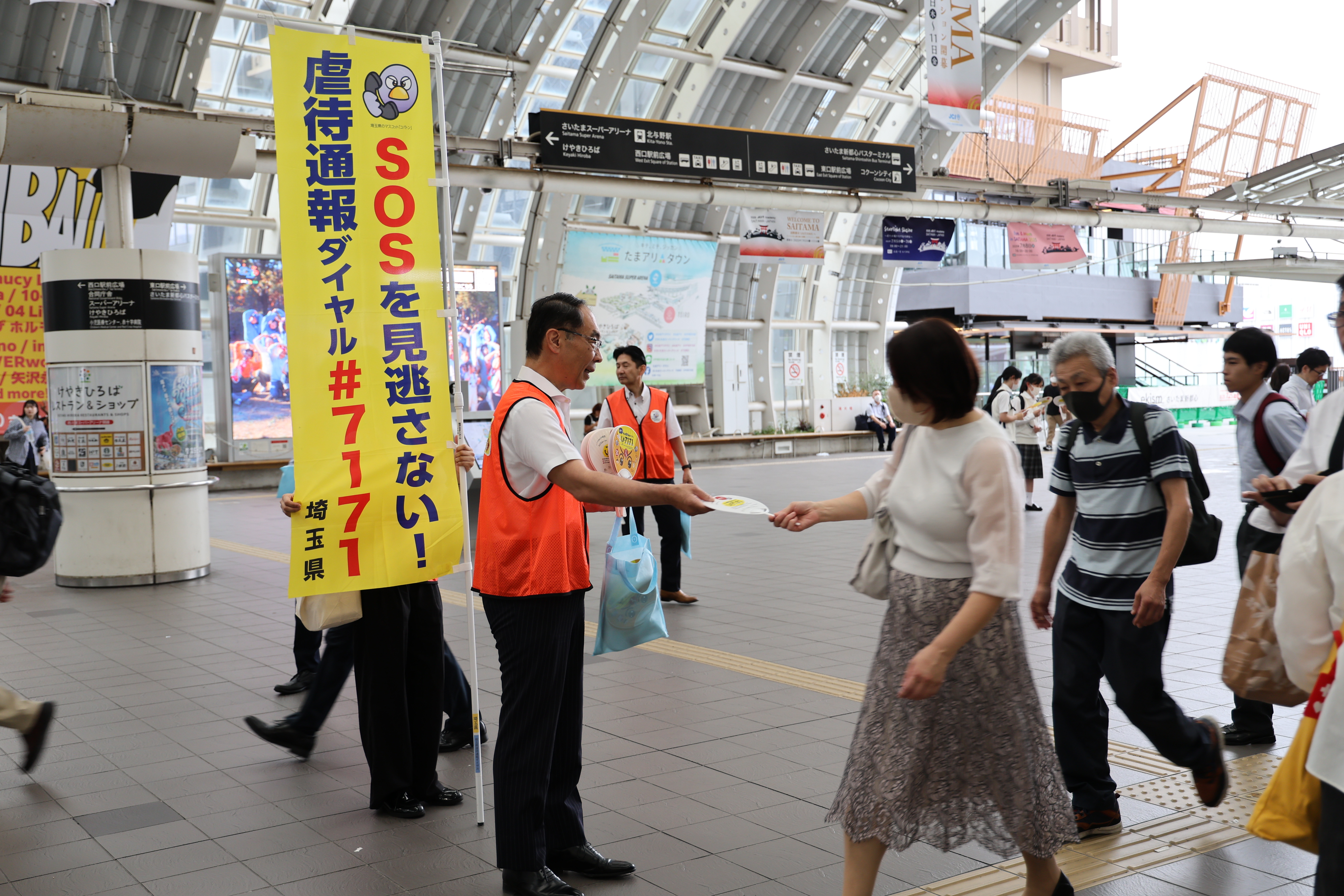 街頭啓発で聴衆にチラシを渡す知事の様子