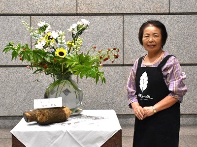 生け花と先生の写真