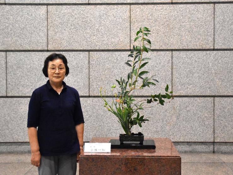 生け花と先生の写真