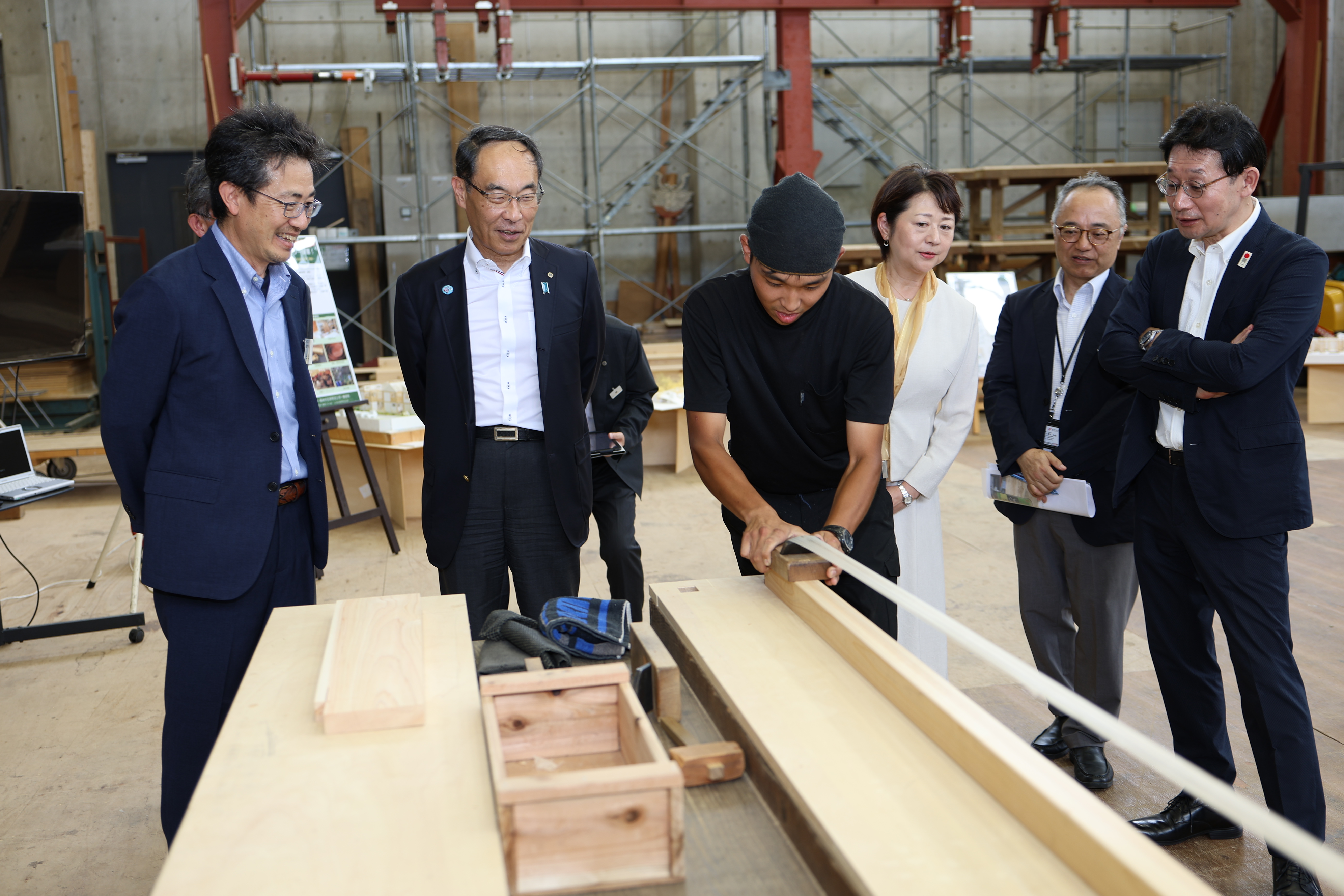 ふれあい訪問でものつくり大学を訪問する知事の写真