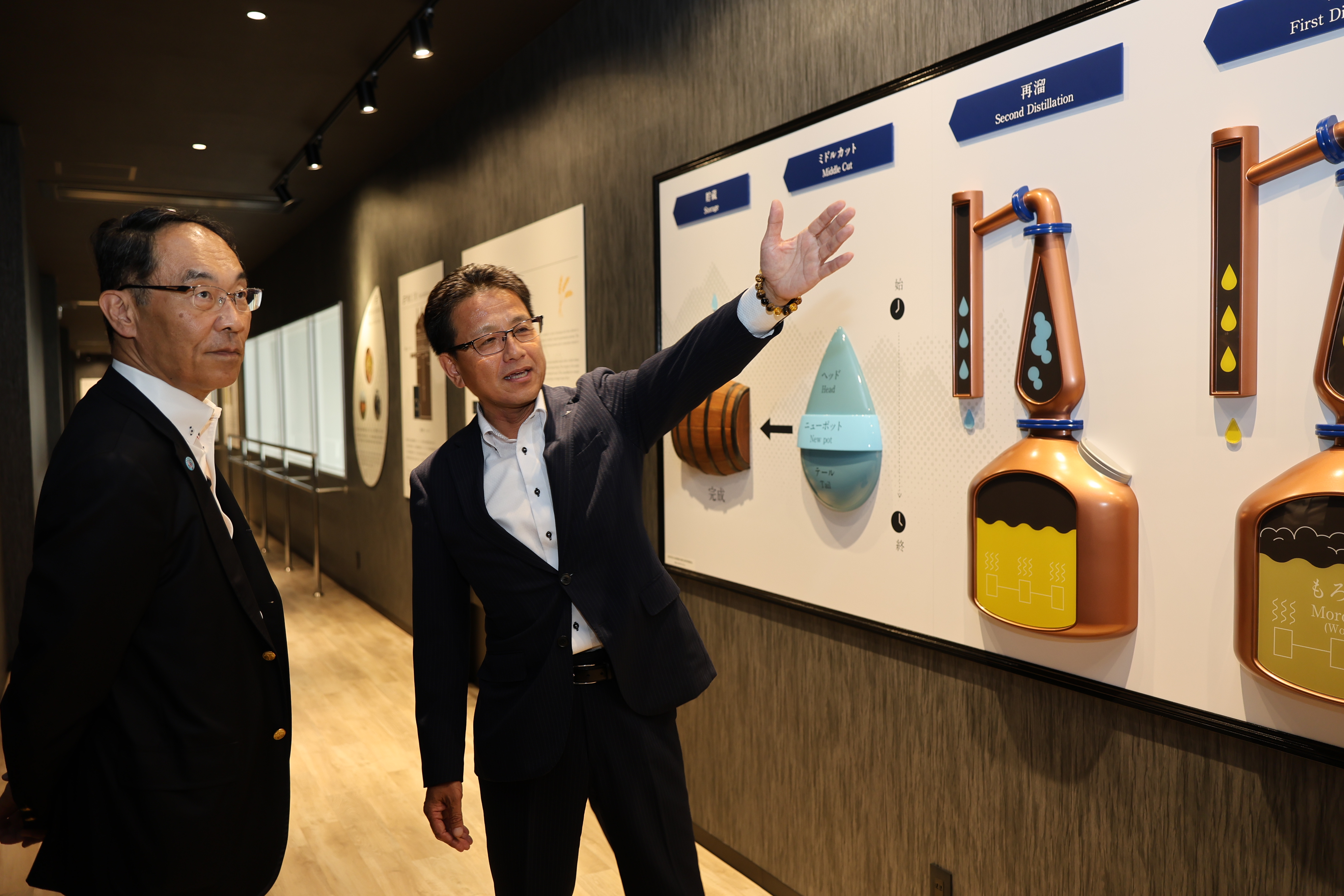 ふれあい訪問で株式会社東亜酒造を訪問する知事の写真