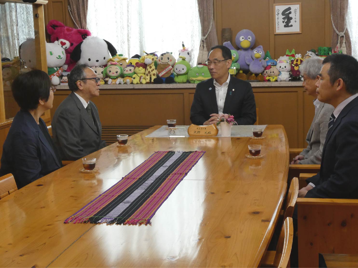 感謝状贈呈式で表彰者と歓談する知事の写真