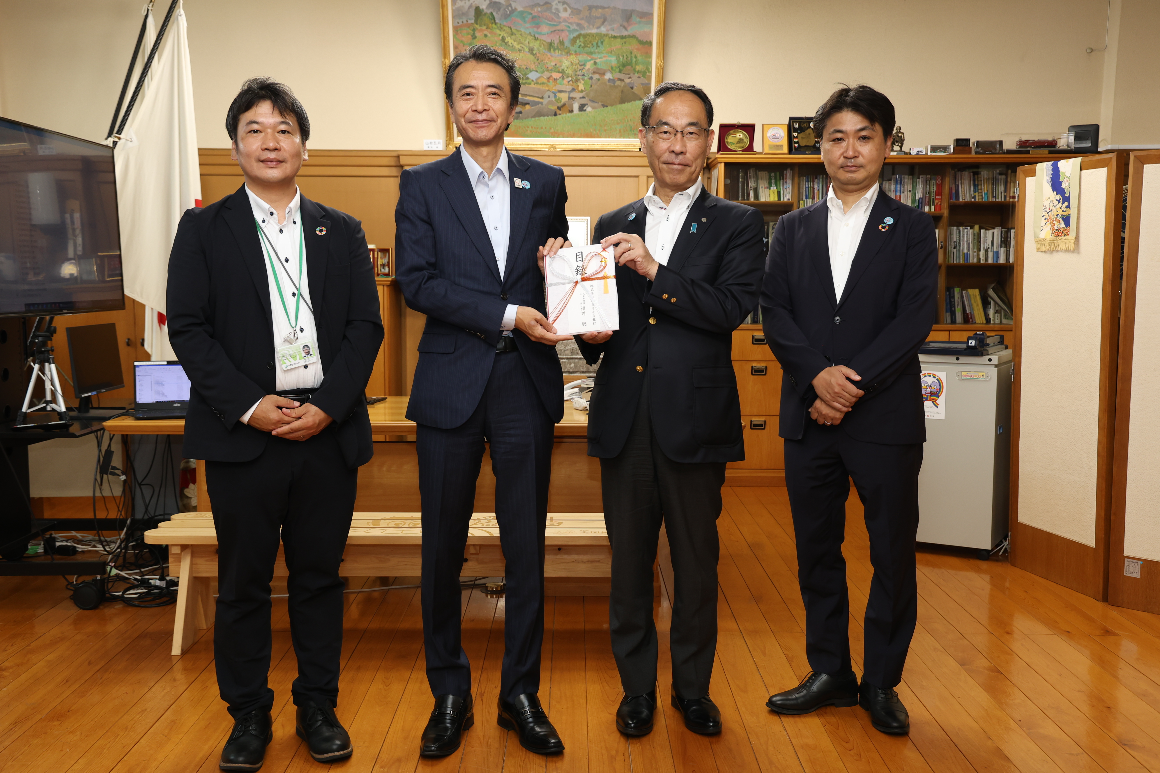 株式会社埼玉りそな銀行担当者と記念写真を撮る知事の写真