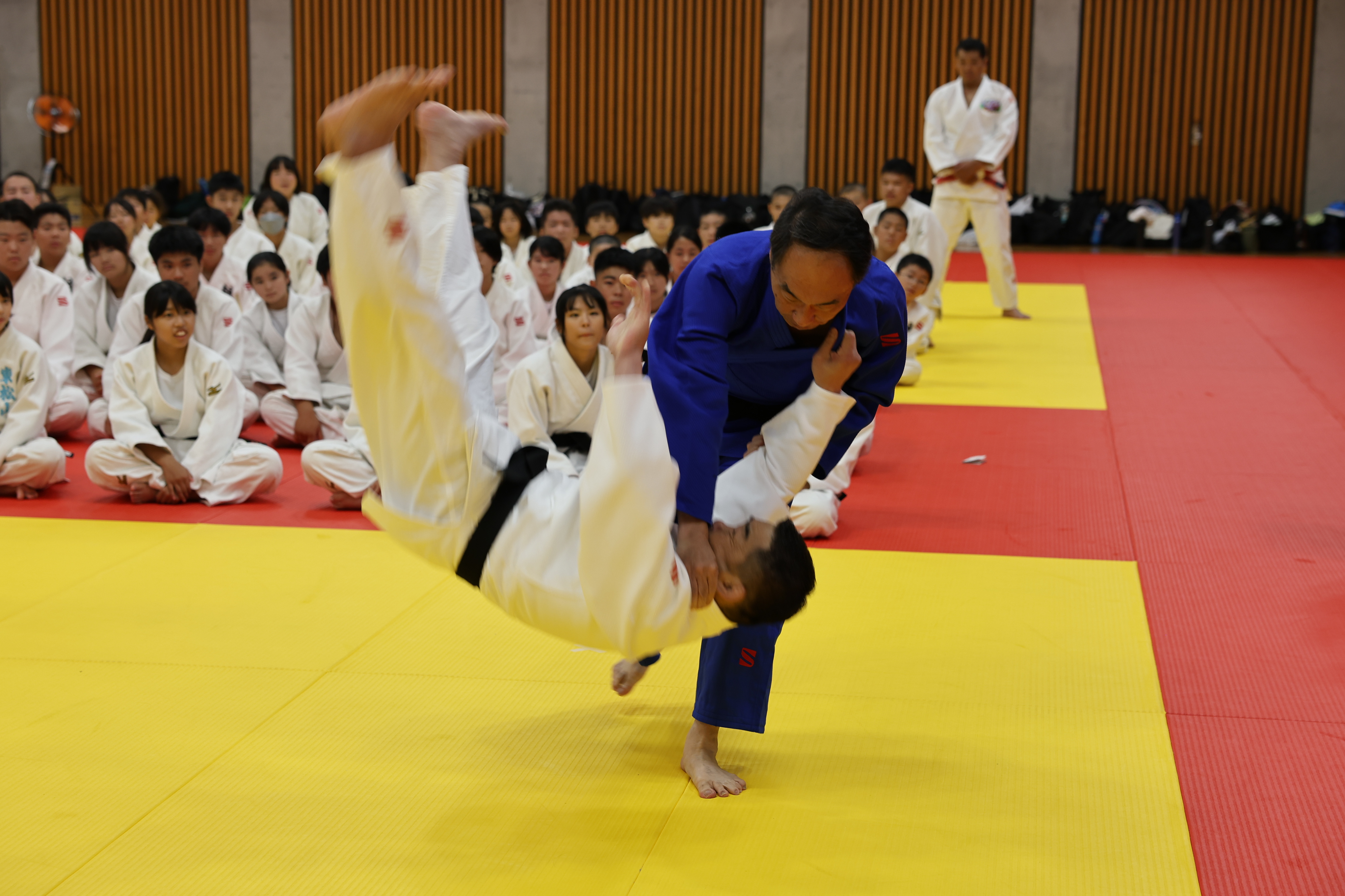 柔道着で初投げをする知事の写真