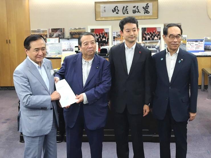 三県知事から総務大臣への要望書手交時の写真