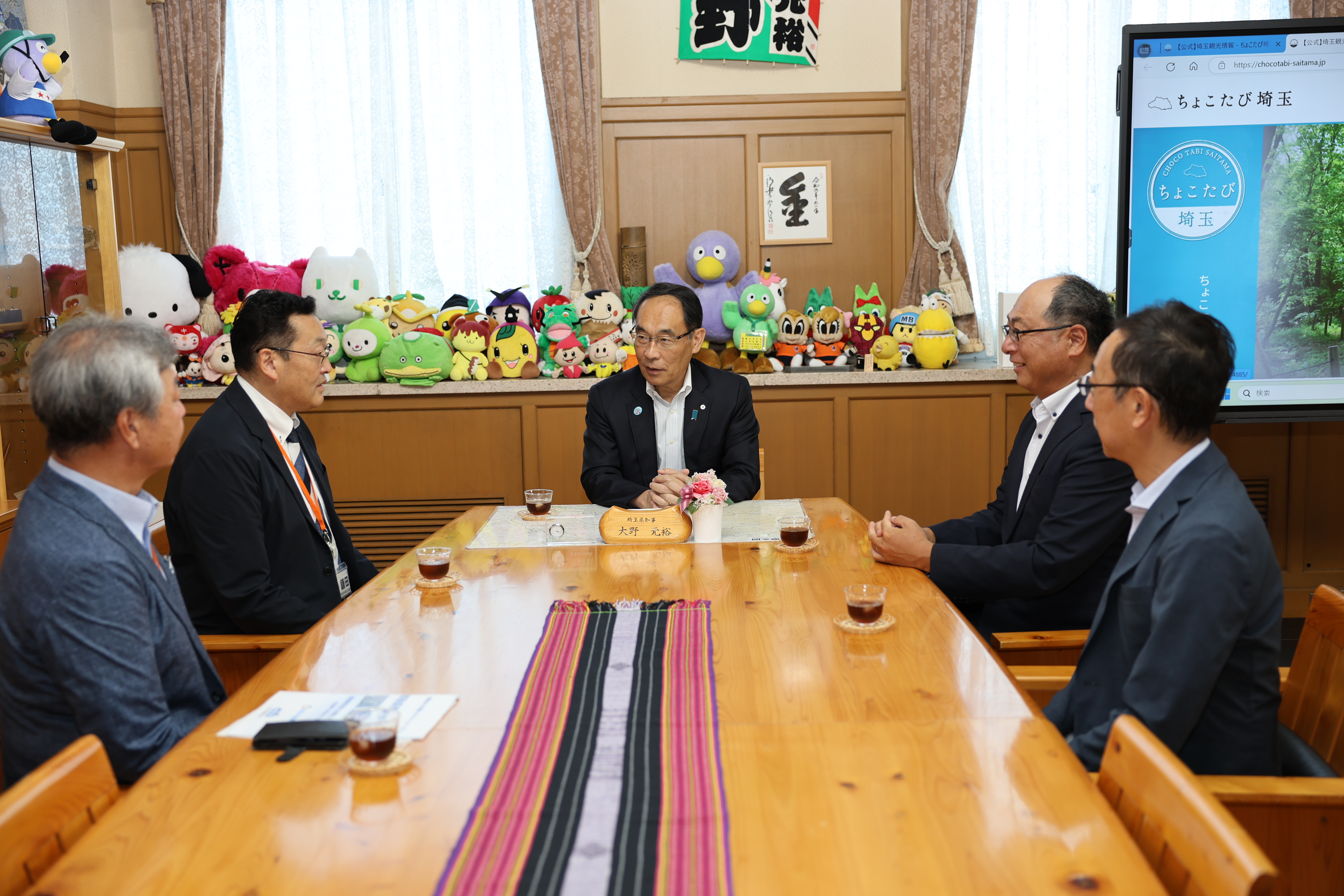 感謝状贈呈式で表彰者と歓談する知事の写真