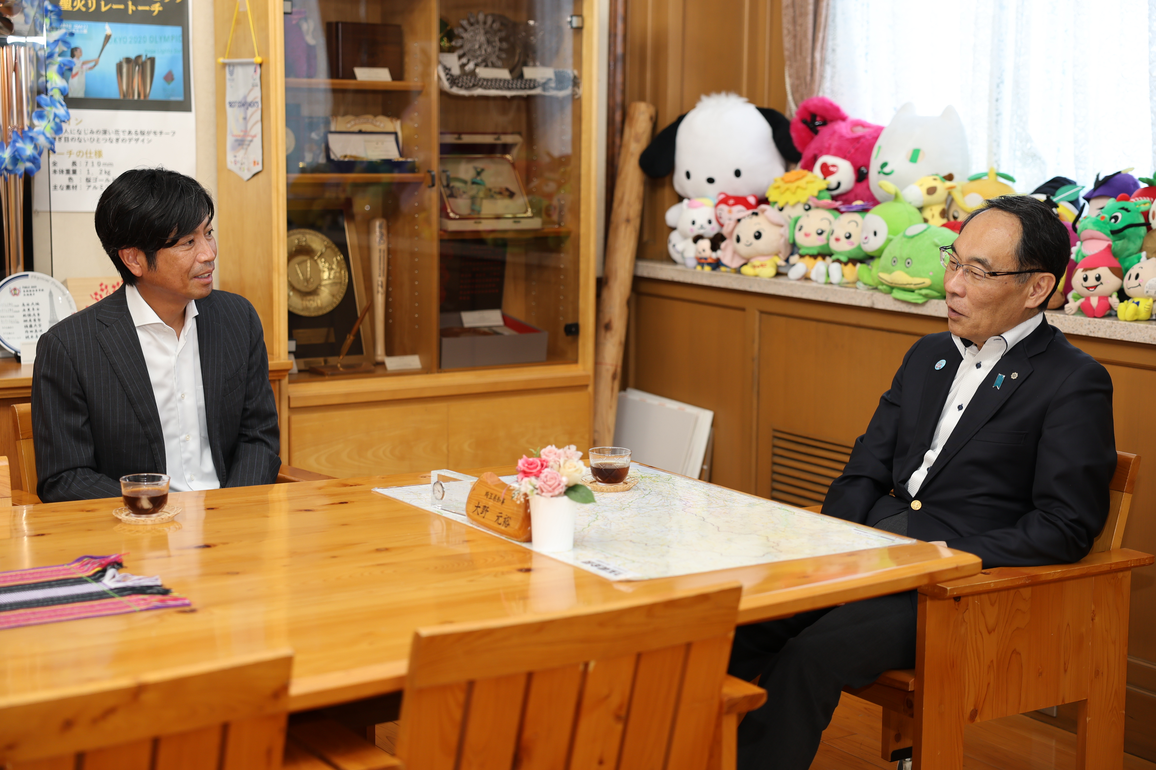 感謝状贈呈式で表彰者と歓談する知事の写真