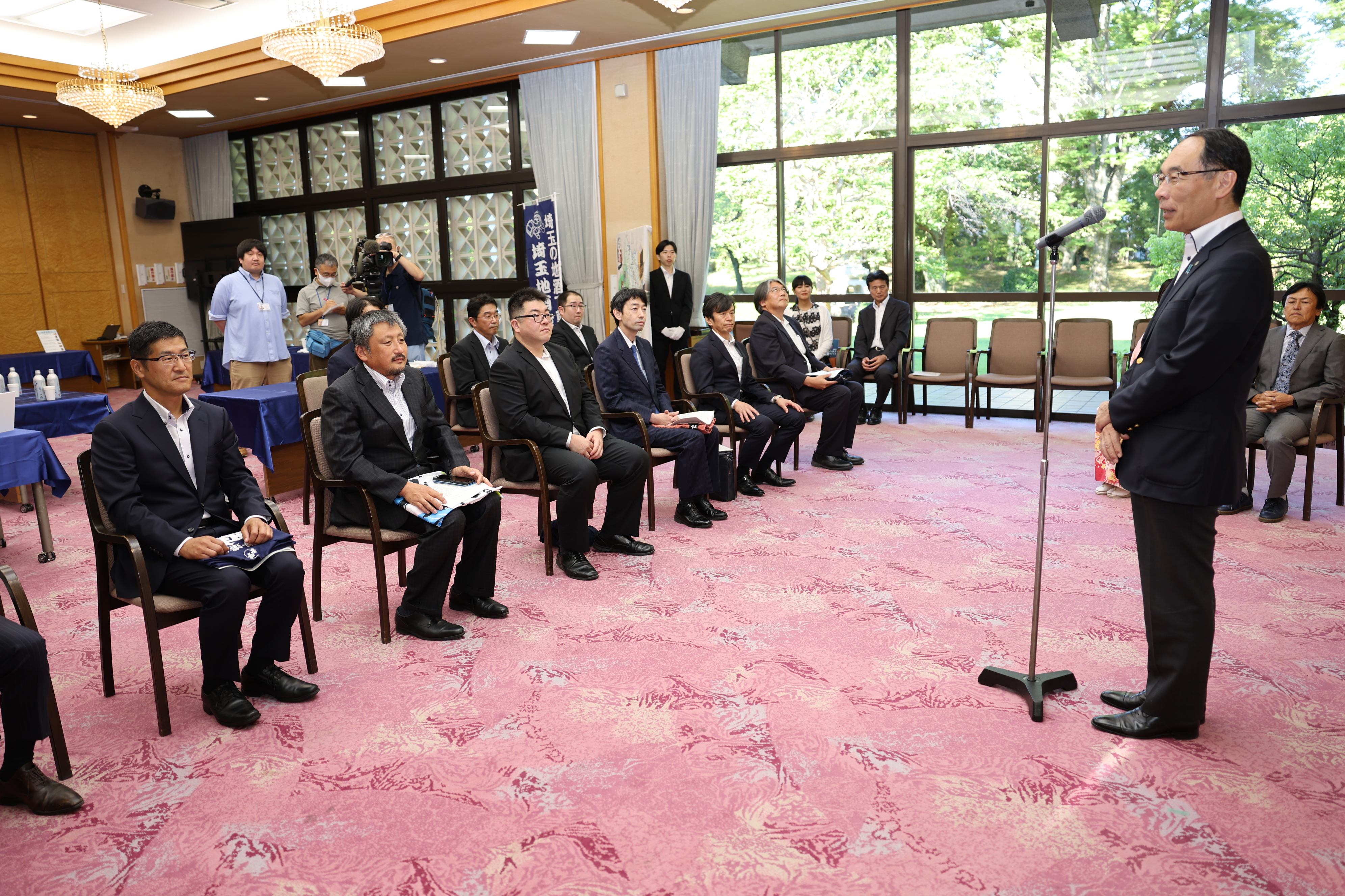 感謝状贈呈式で表彰者と歓談する知事の写真