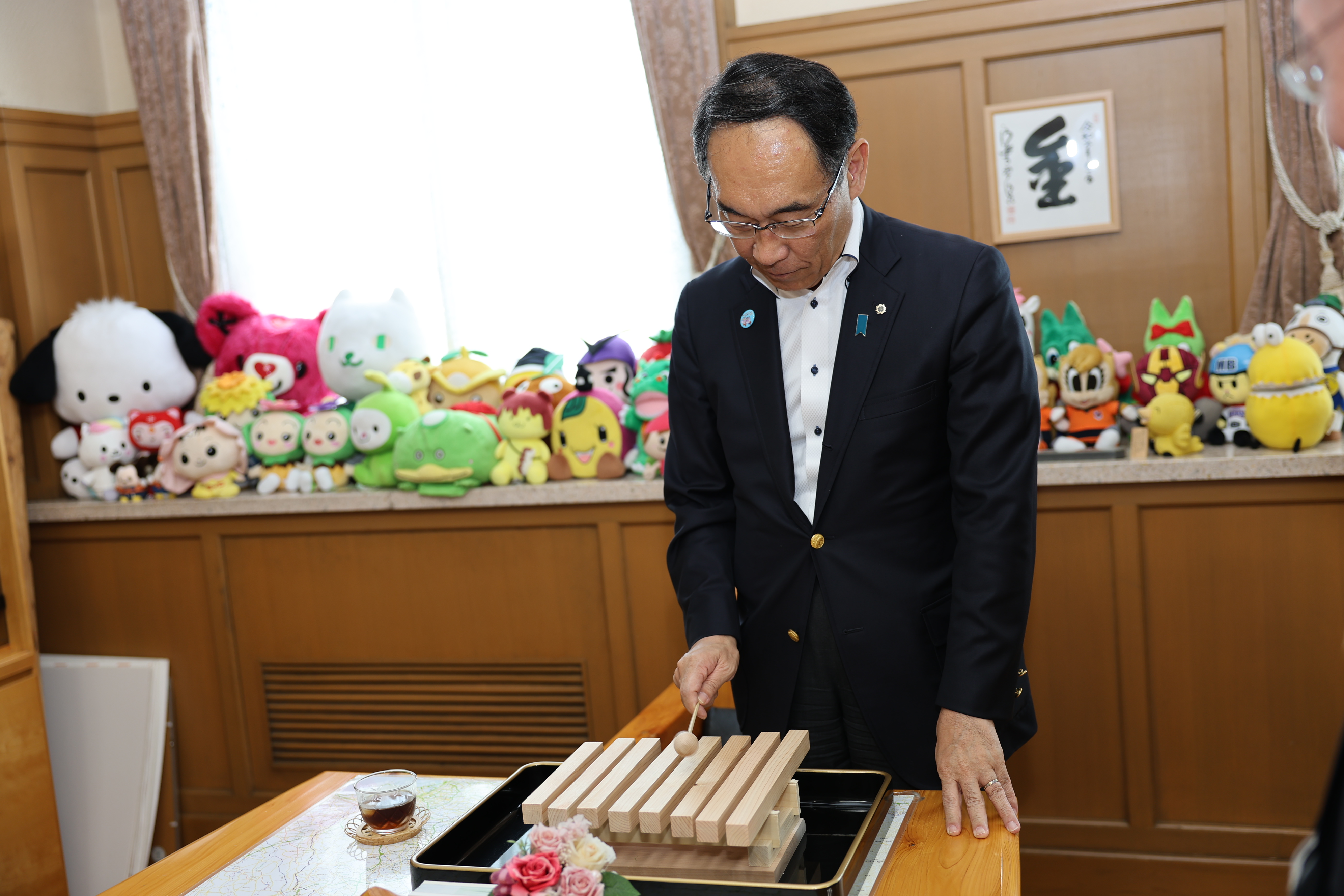 木琴を鳴らす知事の写真