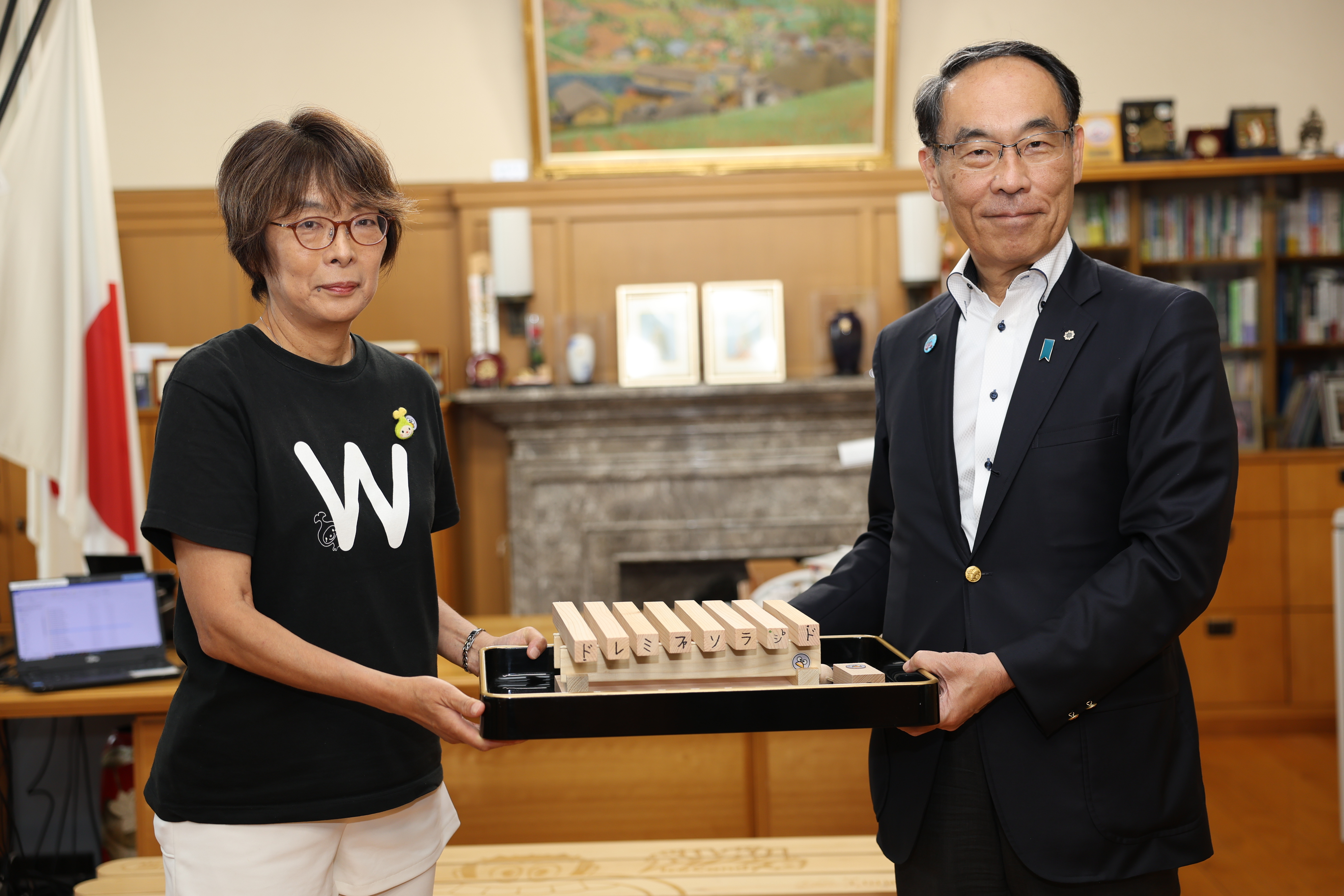 木琴を製作された方と知事の記念写真