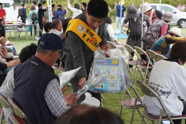 街頭キャンペーンの様子2