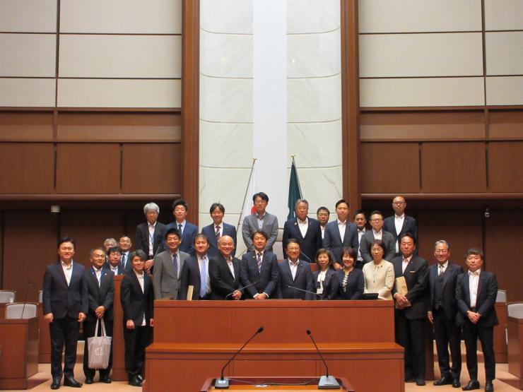 宮城県議会にて議員とスタッフの集合写真