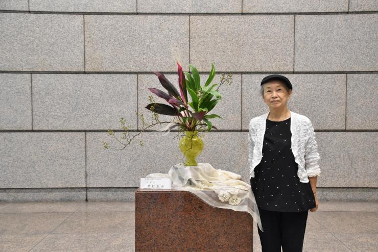 生け花と先生の写真