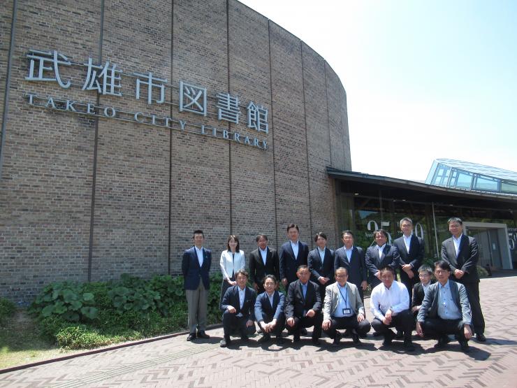 武雄市図書館・歴史資料館にて議員とスタッフの集合写真