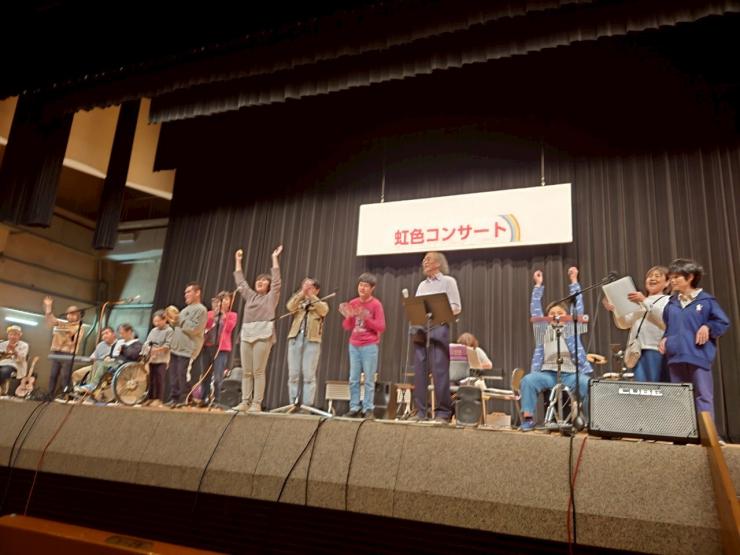 虹色コンサートに出演