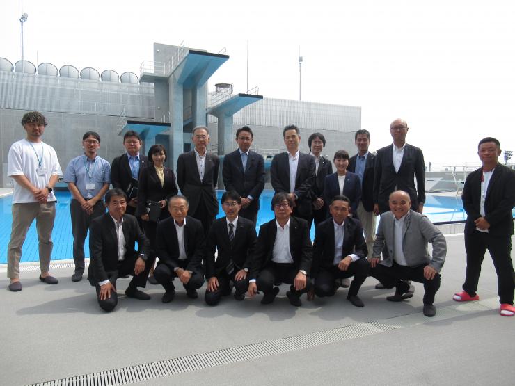 SAGAサンライズパークにて議員とスタッフの集合写真