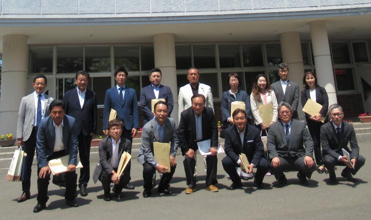 北海道介護福祉学校にて議員とスタッフの集合写真