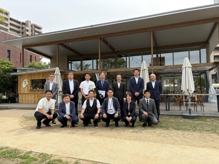 福山市中央公園にて議員とスタッフの集合写真