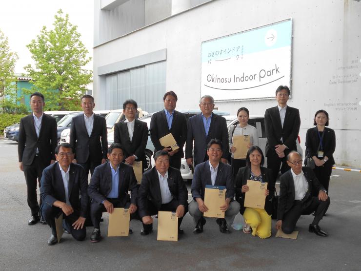 徳島県立東部防災館おきのすインドアパークにて議員とスタッフの集合写真