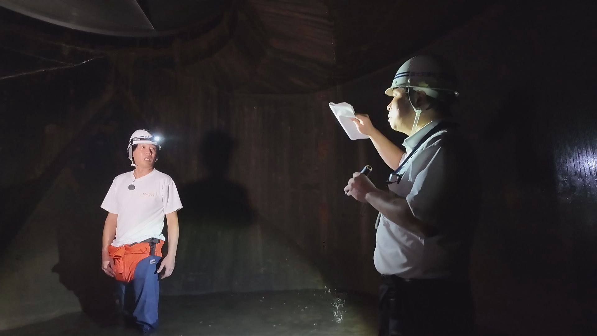 首都圏外郭放水路で職員の方に教えていただくカナイさん