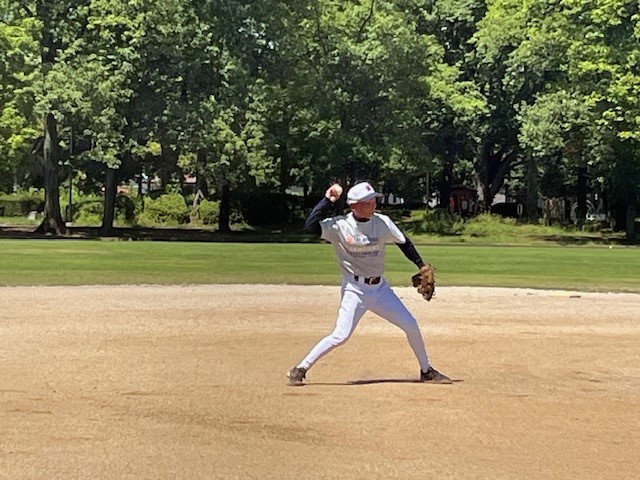 坂戸還暦古希野球クラブの選手が守備をしている様子