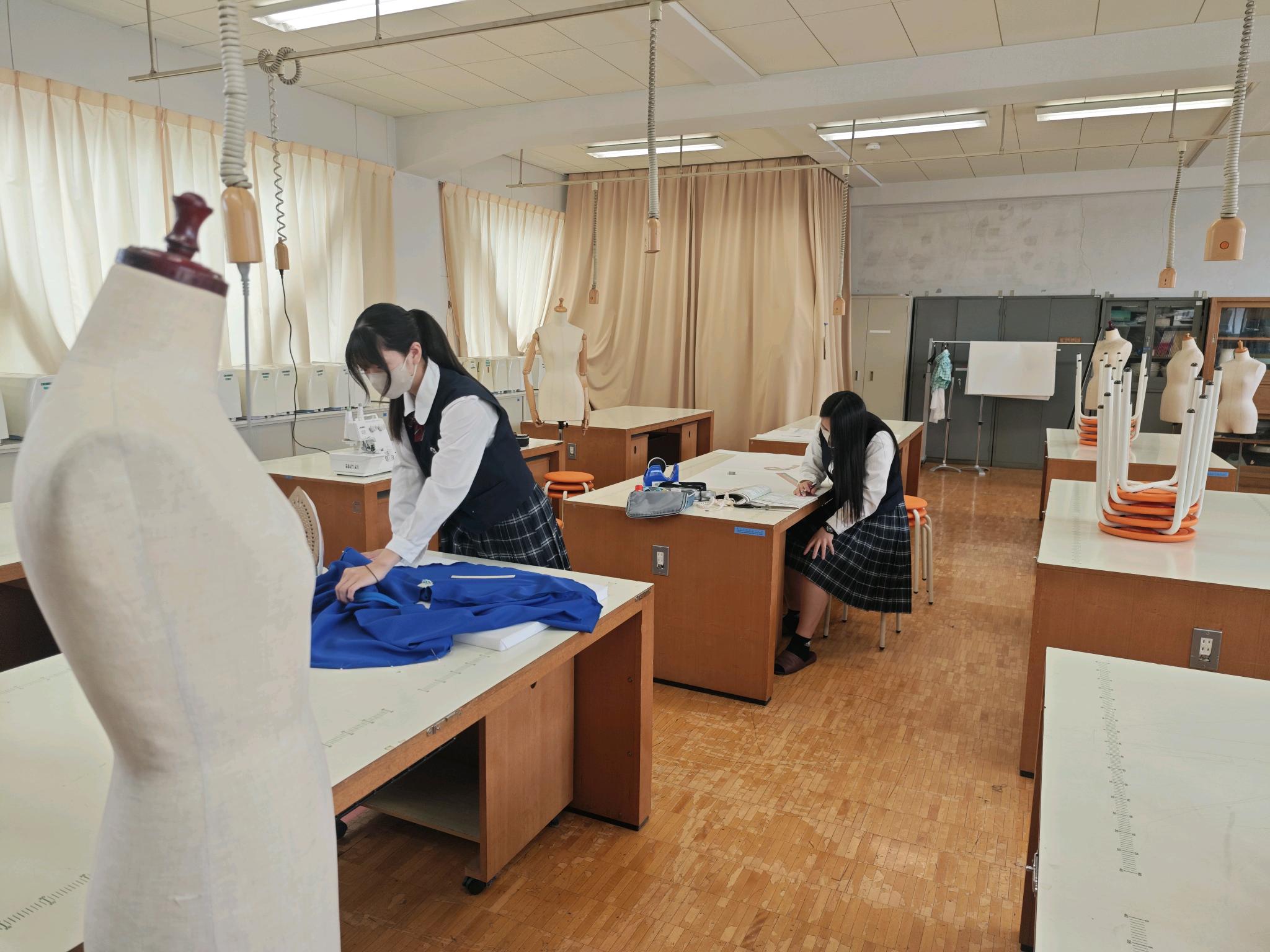 鴻巣女子高校のファッションショーの衣装を製作している様子