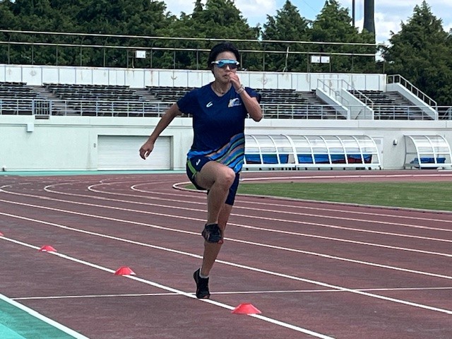 デフリンピック陸上競技日本代表の門脇翠選手が走っている様子