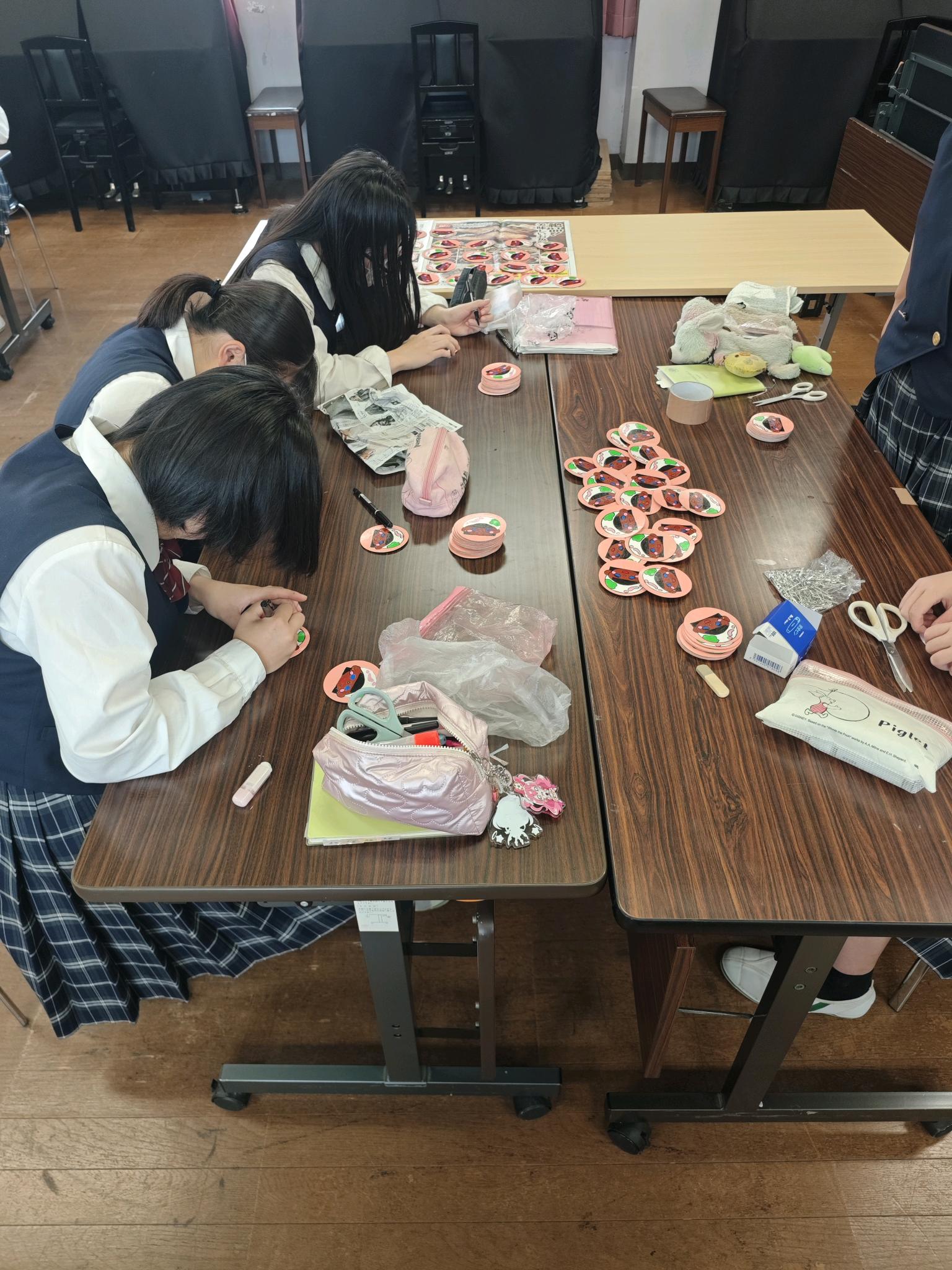 鴻巣女子高校の文化祭の準備でステッカーを作っている様子