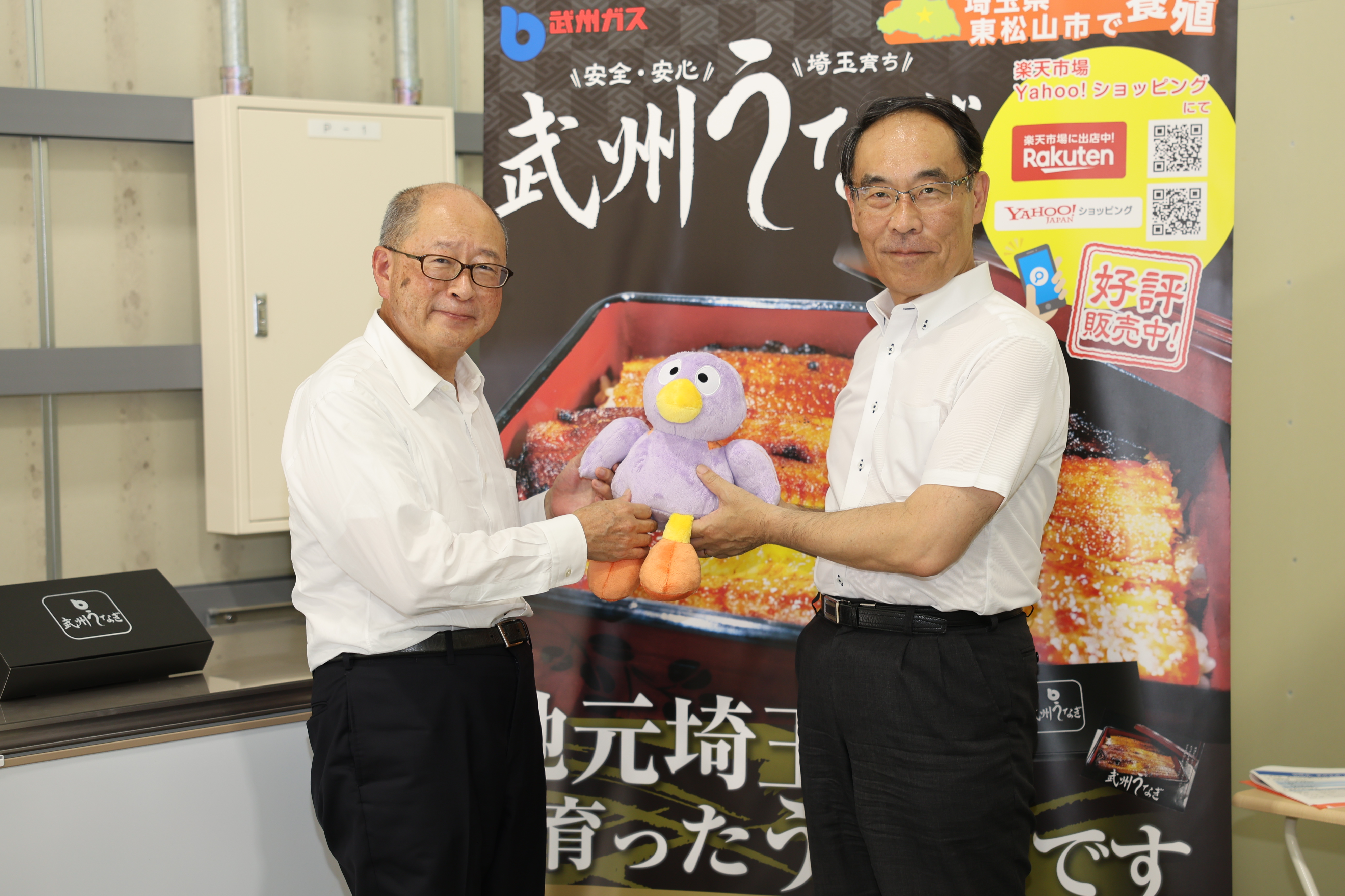 ふれあい訪問で武州瓦斯株式会社水産研究所を訪問する知事の写真