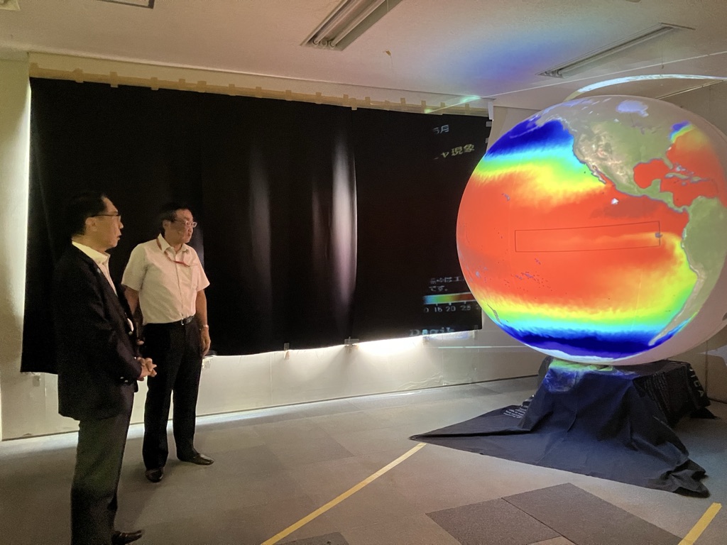 ふれあい訪問で地球観測センターを訪問する知事の写真