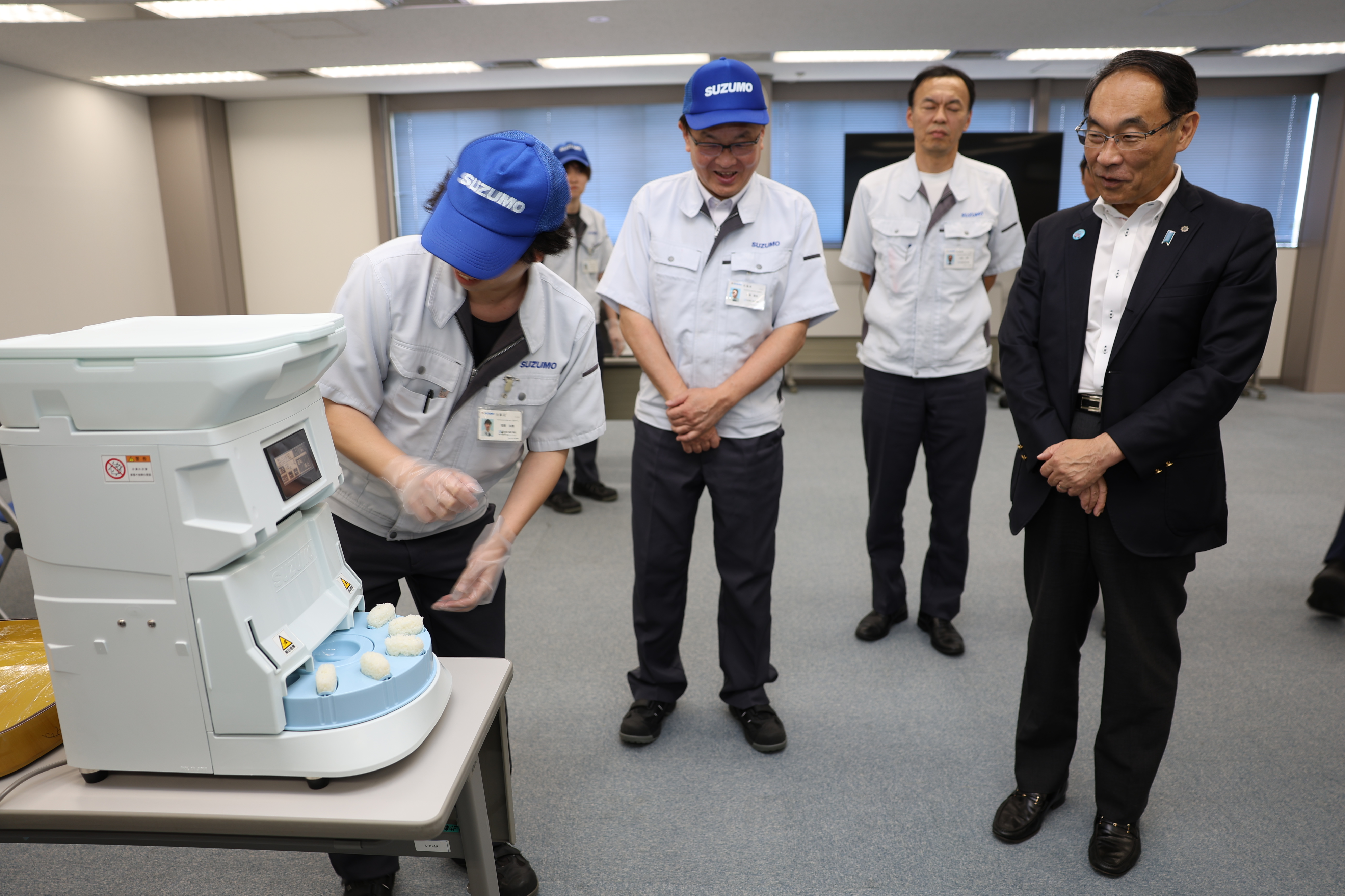 ふれあい訪問で鈴茂器工株式会社川島テックプラントを訪問する知事の写真