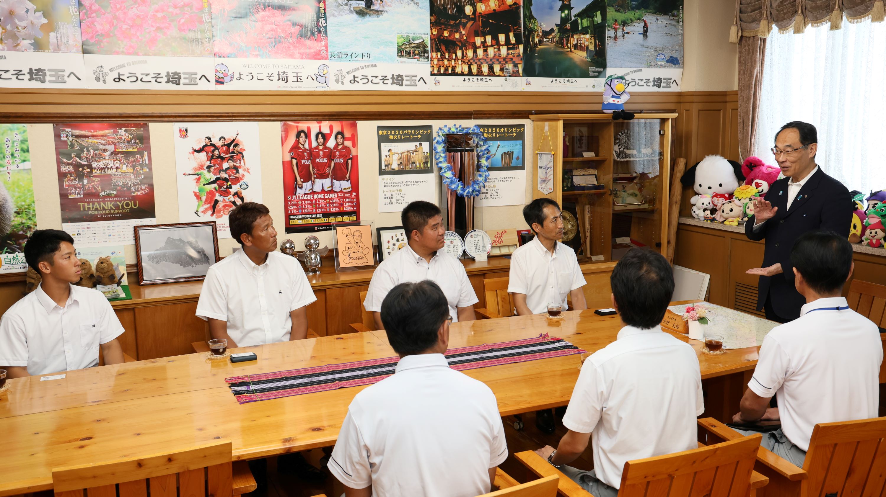 表敬訪問で訪問者と歓談する知事の写真