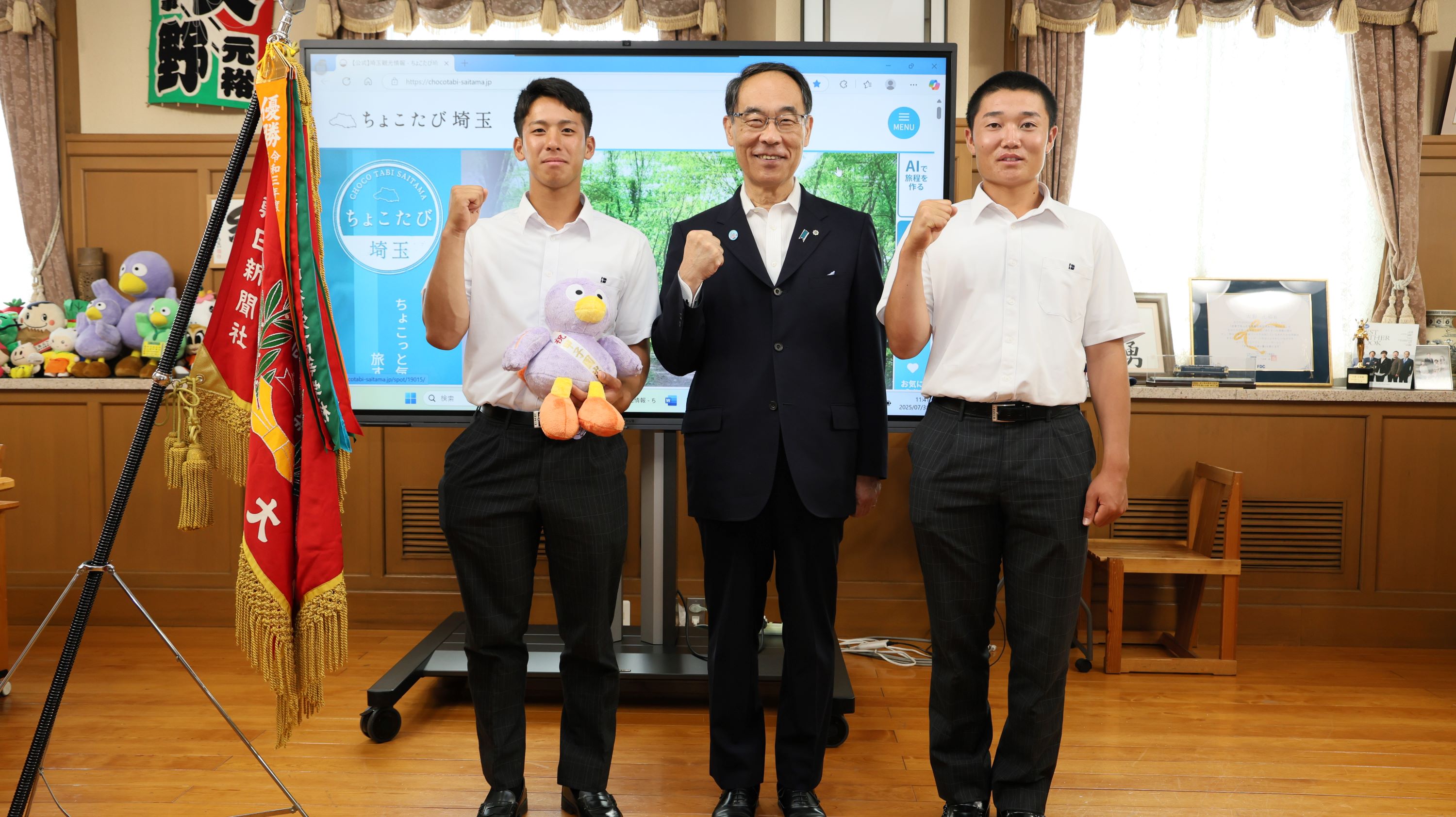 表敬訪問で訪問者と記念写真を撮る知事の写真