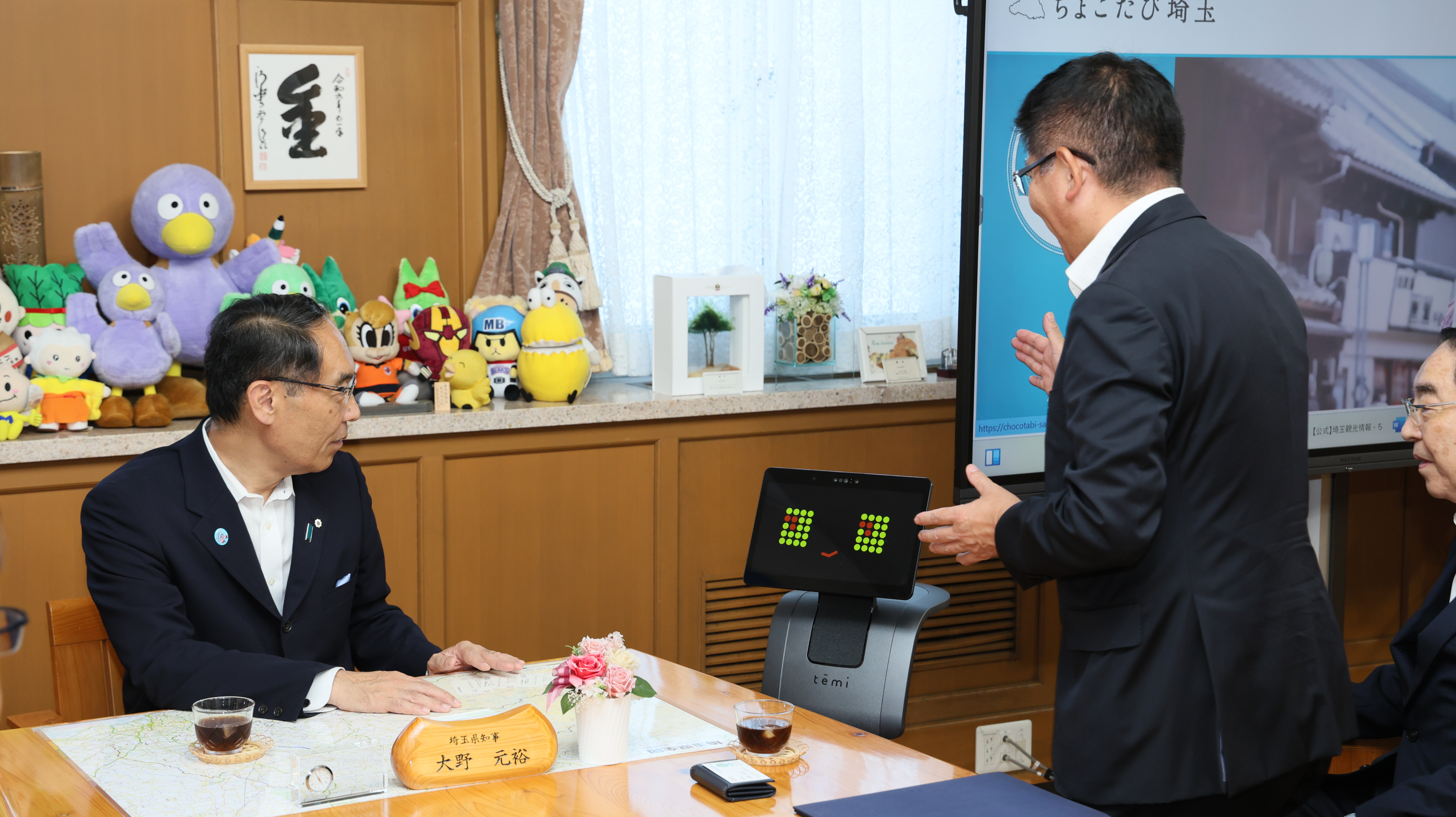 感謝状贈呈式で訪問者と歓談する知事の写真