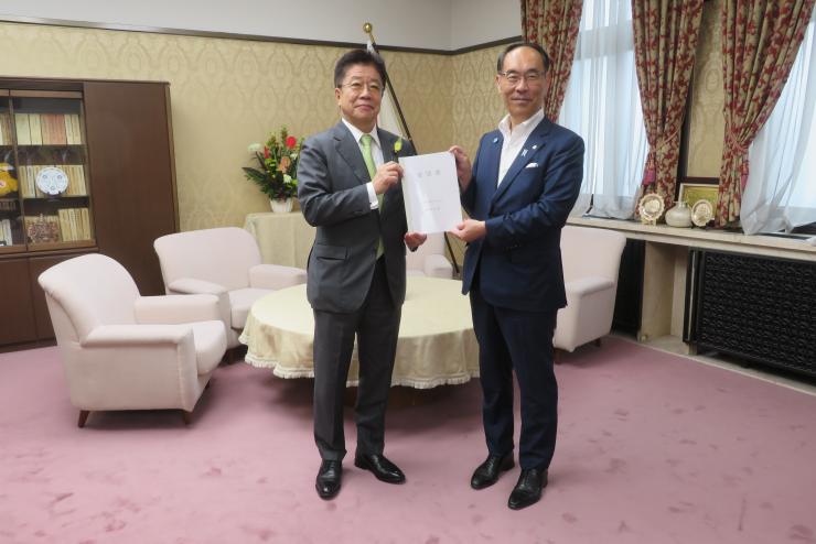 加藤勝信財務大臣と記念撮影を撮る知事の写真