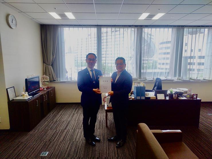 長橋和久内閣府防災監と記念撮影を撮る知事の写真