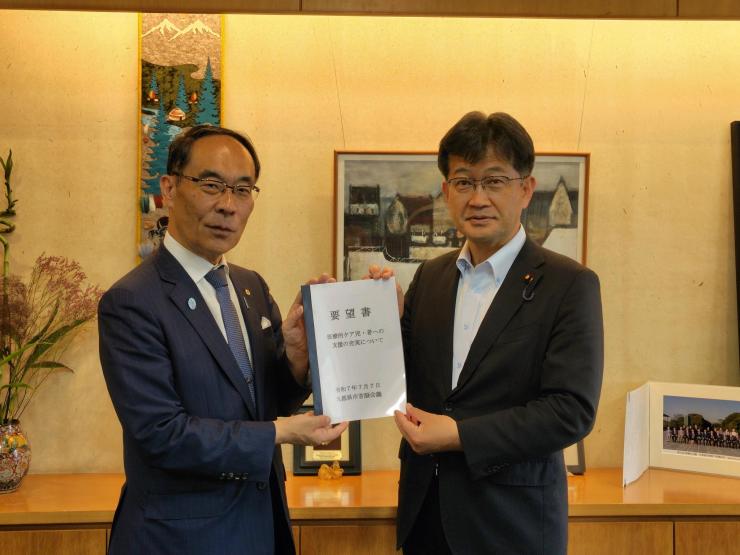 仁木博文厚生労働副大臣と記念撮影を撮る知事の写真